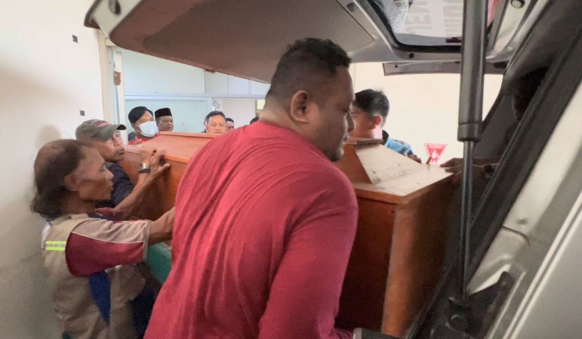 Peti mati dimasukkan mobil.