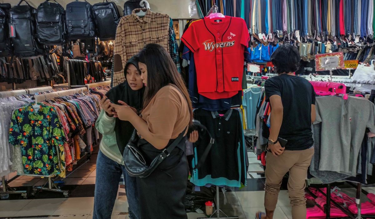 Pengunjung tengah memilih pakaian bekas impor di Pasar Baru, Jakarta, Selasa (20/02/2023).