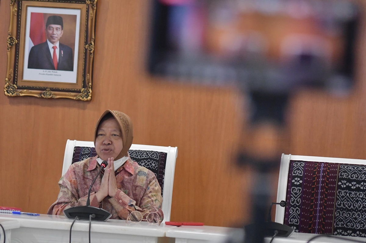 Menteri Sosial Tri Rismaharini dinilai harus bertanggung jawab atas temuan bahwa 46% penerima bantuan sosial (bansos) tidak tepat sasaran. 