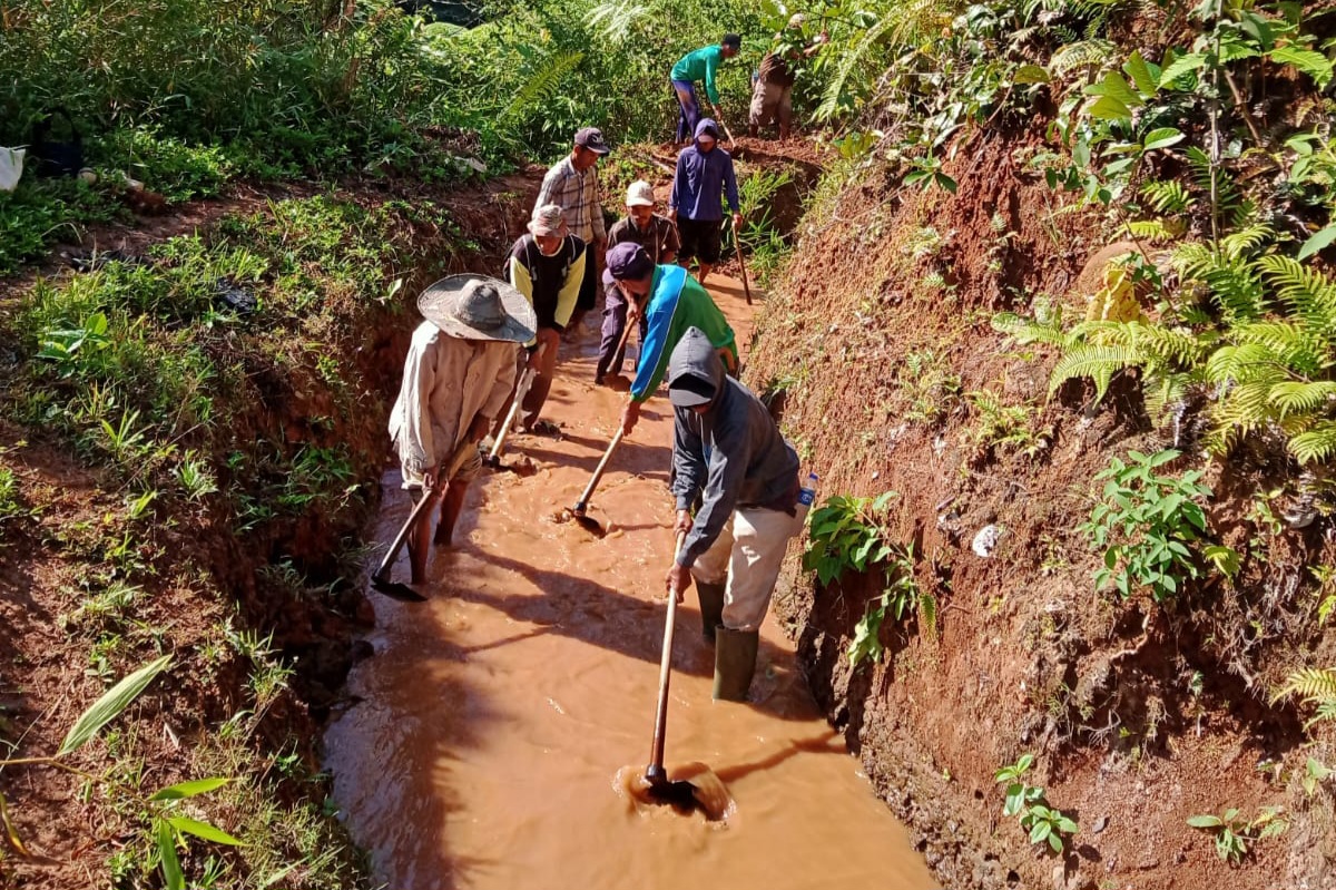Sejumlah petani melakukan pemeliharaan saluran irigasi menjelang musim kemarau. 