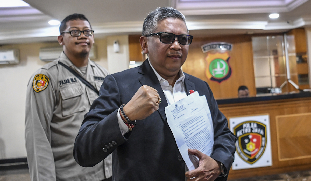 Sekjen PDI Perjuangan Hasto Kristiyanto (kanan) berjalan setibanya di gedung Ditreskrimum Polda Metro Jaya 