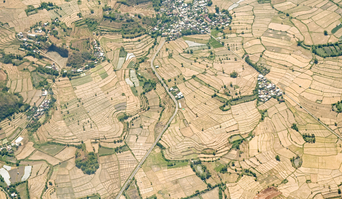 Foto udara kawasan persawahan yang mengering di wilayah Lombok Timur, NTB.