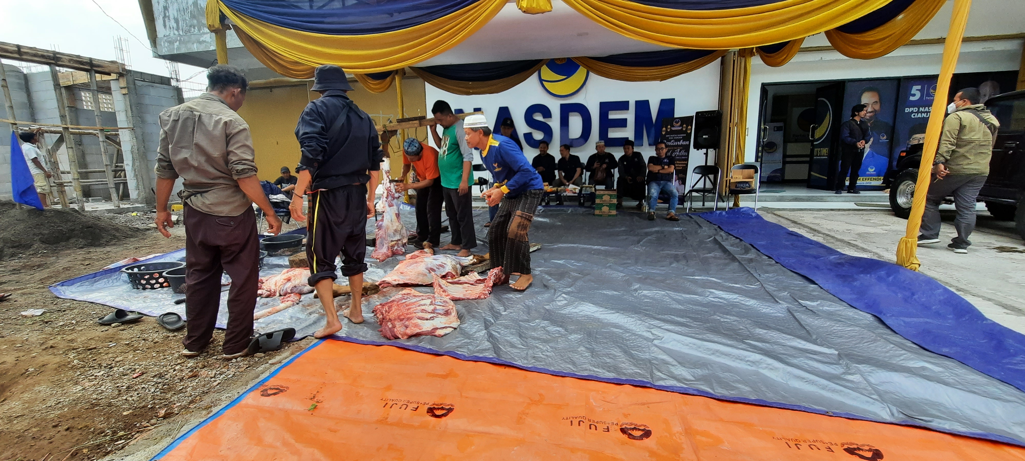 Proses penyembelihan hewan kurban pada Idul Adha. 