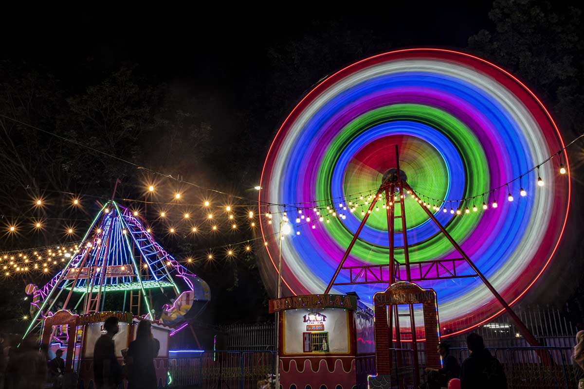 Warga berada di area wahana permainan Jakarta Fair 2022 di JIExpo Kemayoran, Jakarta, Selasa (21/6/2022).