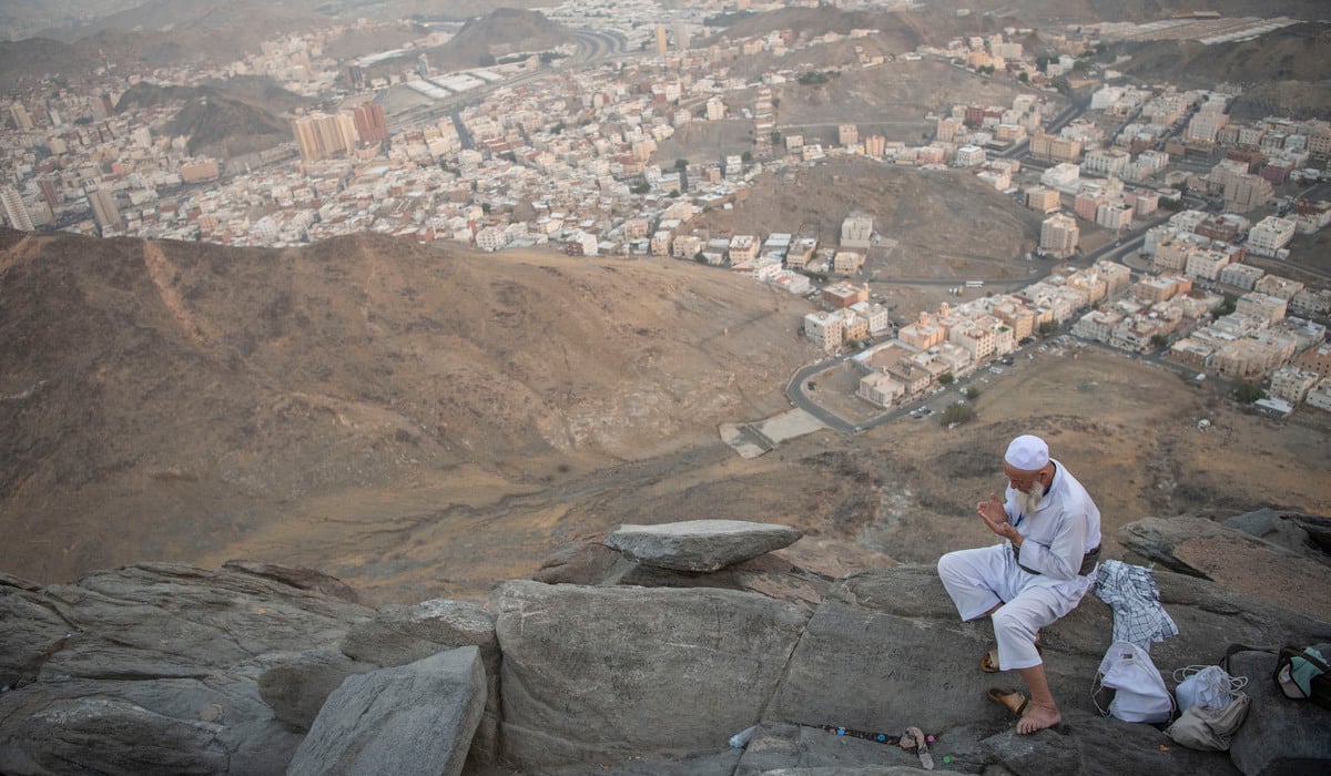 Seorang wisatawan berdoa saat berziarah ke Gua Hira, di Jabal Nur, Mekah, Arab Saudi.