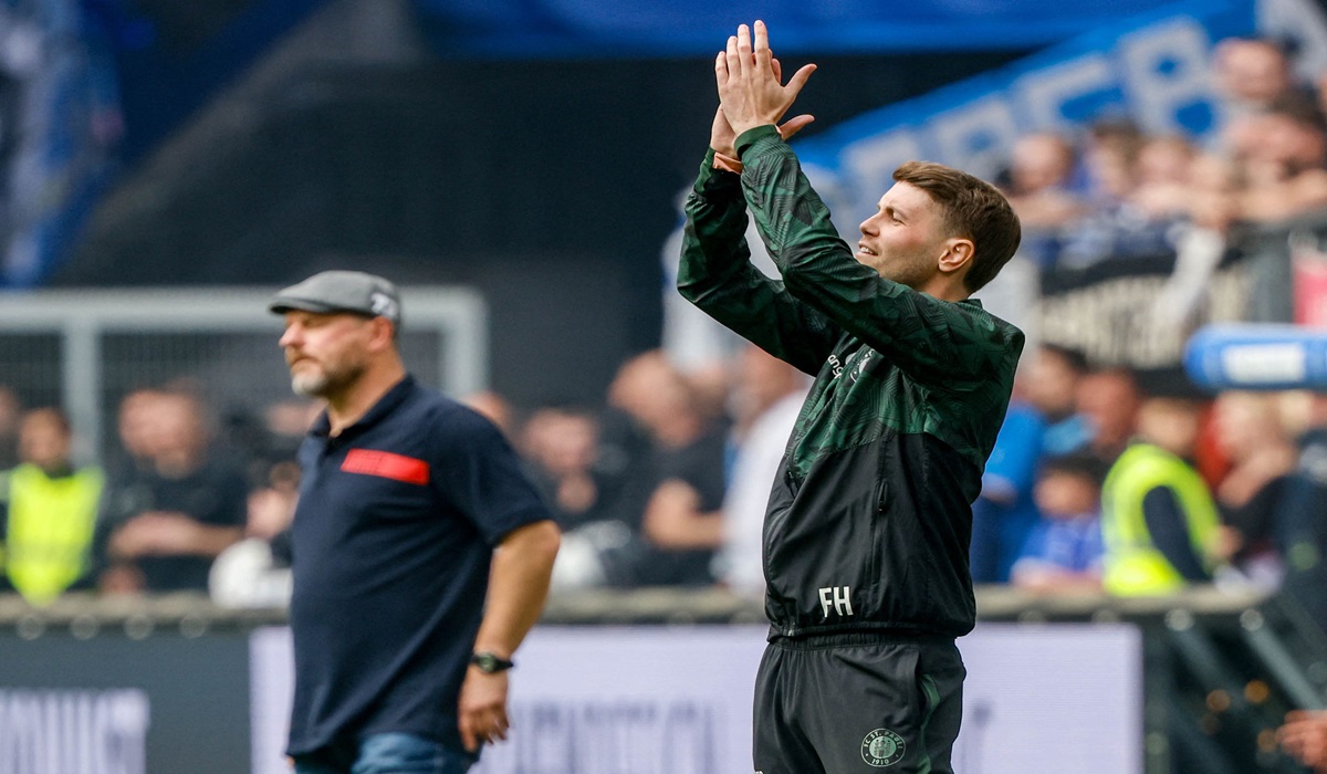 Pelatih baru Brighton and Hove Albion Fabian Huerzelern(kanan)