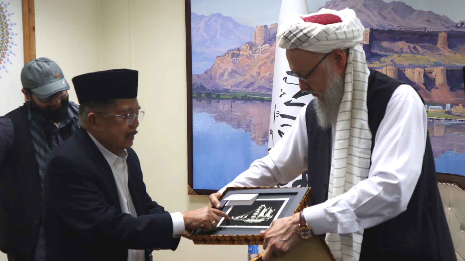 Ketua Umum Dewan Masjid Indonesia (DMI) Jusuf Kalla (JK) saat berkunjung ke Kabul, Afghanistan, Minggu (2/6). 