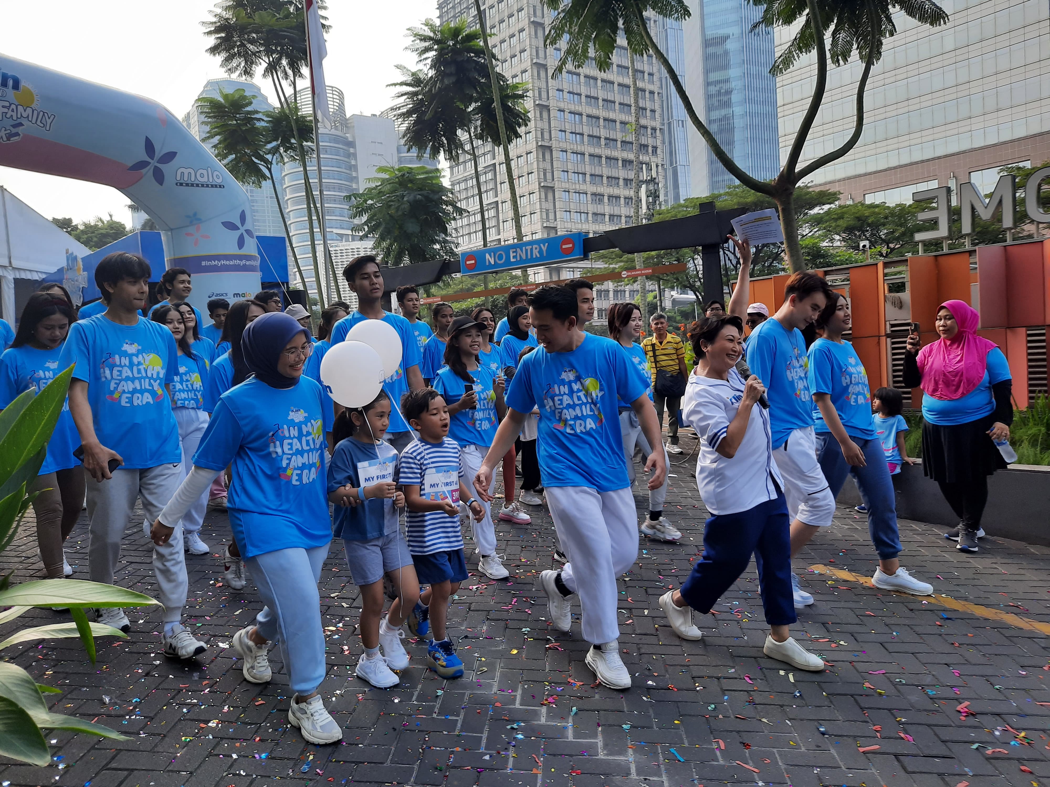 Jakarta Family Walk (JFWalk) di kawasan Hari Bebas Kendaraan Bermotor, Jakarta, Minggu (9/6). 