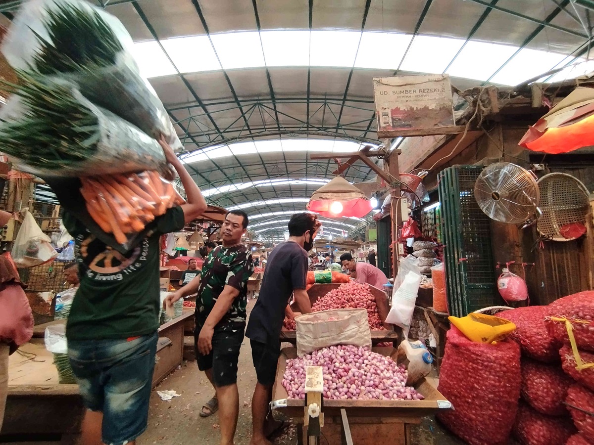 Satgas Pangan Polri aktif memantau stok bahan pokok penting di pasar tradisional jelang Idul Adha