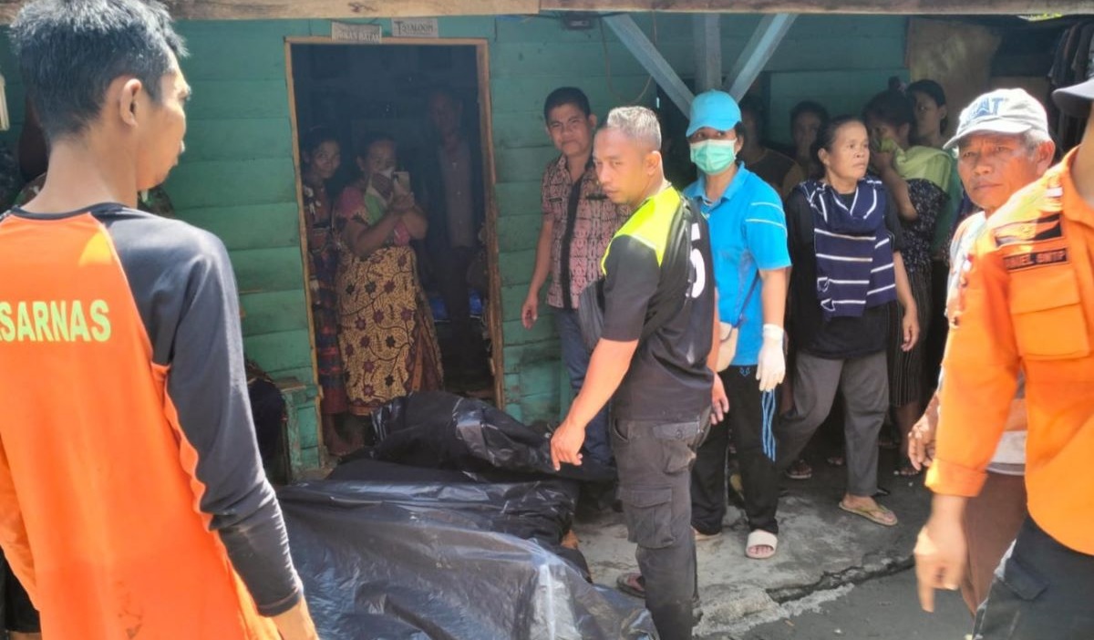Jasad Tua Hutagaol (dibalut plastik hitam) setelah dievakuasi tim SAR gabungan dari Sungai Asahan, Sumatra Utara, Kamis (20/6). 