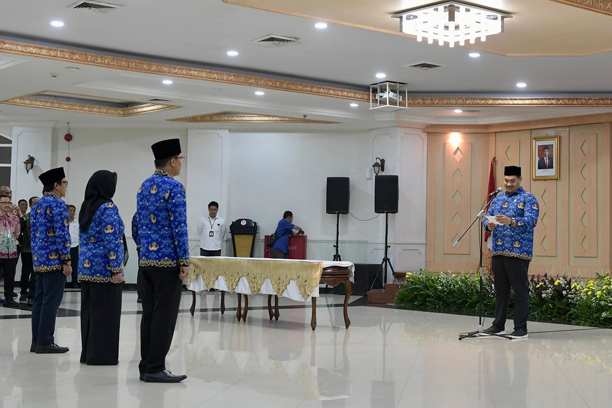 Menpora Dito Ariotedjo (kanan) melantik pejabat baru Kemenpora.