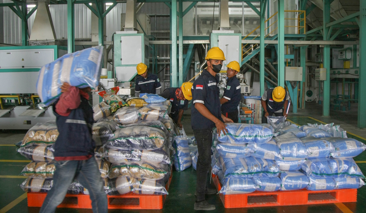 Petugas melakukan pengepakan beras di Sentra Penggilingan Padi (SPP) Bulog di Karawang, Jawa Barat 