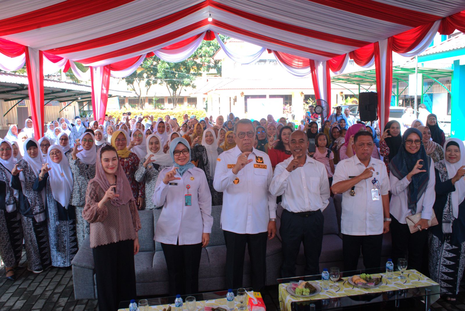 Walikota Tangerang Selatan Benyamin Davnie meminta masyarakat terutama ibu-ibu muda memperhatikan asupan susu yang diberikan untuk anak. 