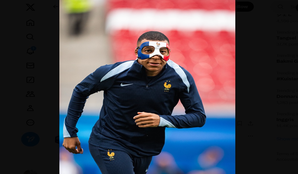Penampakan Kylian Mbappe menggunakan topeng saat latihan timnas Prancis.