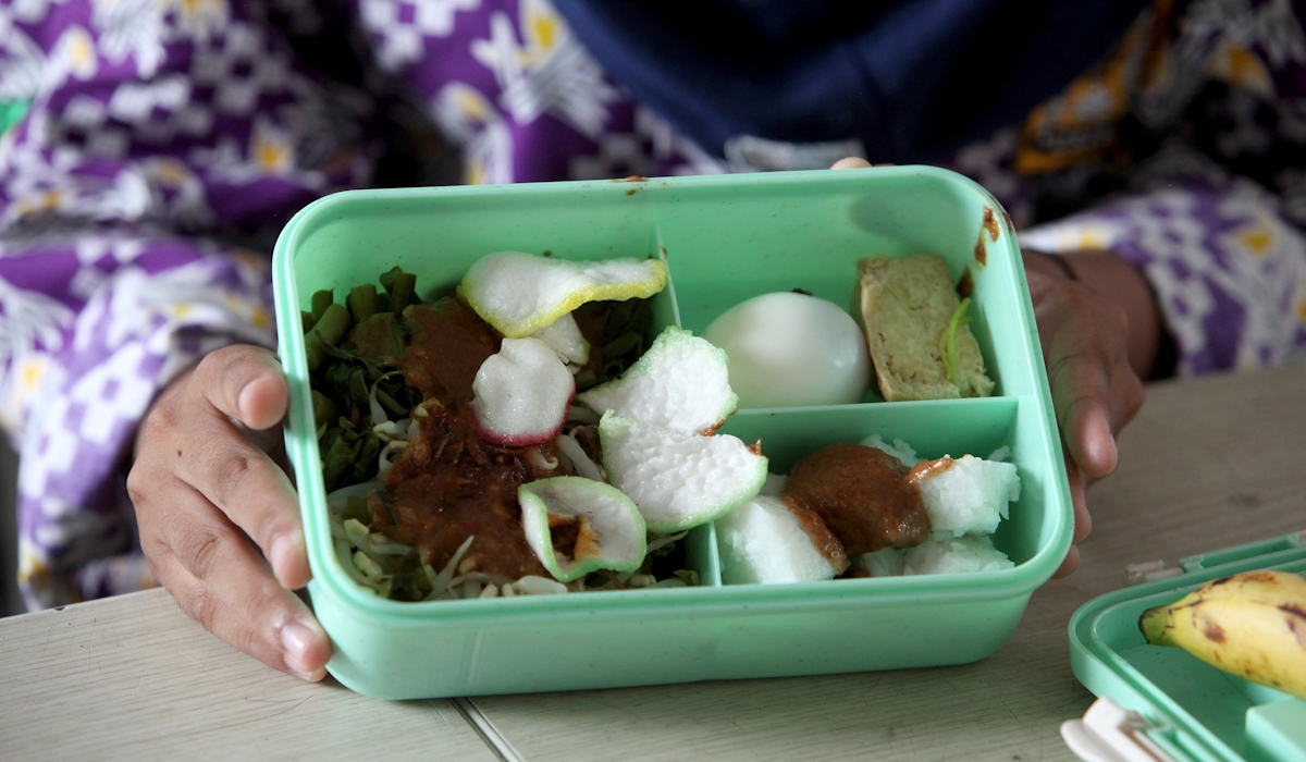Ilustrasi: siswa menunjukkan menu makan dalam simulasi makan siang gratis di SMP Negeri 2 Curug, Tangerang 