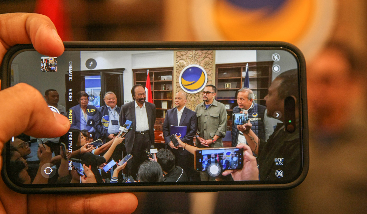 Ketua Umum Partai NasDem, Surya Paloh (kedua kiri) menyerahkan surat rekomendasi Partai NasDem kepada Ilham Akbar Habibie (kedua kanan)