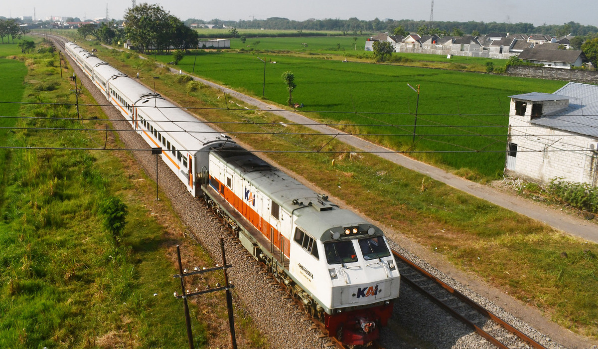 Ilustrasi kereta api jarak jauh.