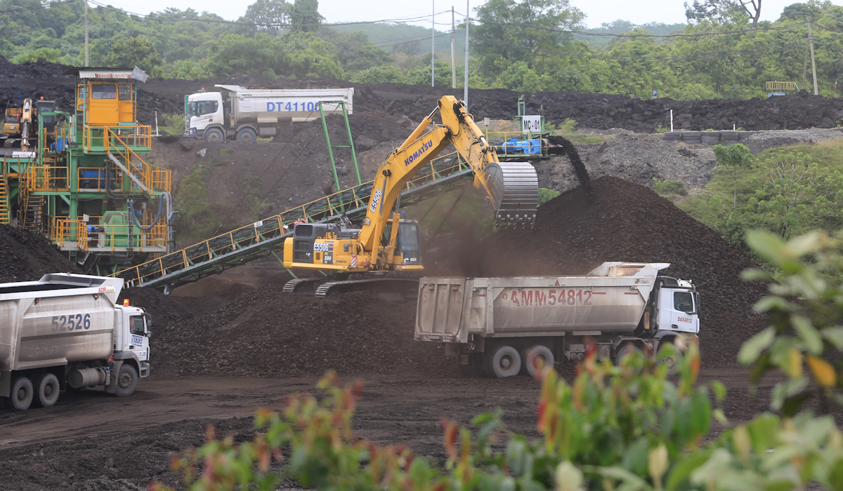 Sejumlah alat berat beroperasi di kawasan penambangan batu bara Desa Sumber Batu, Kecamatan Meureubo, Aceh Barat 