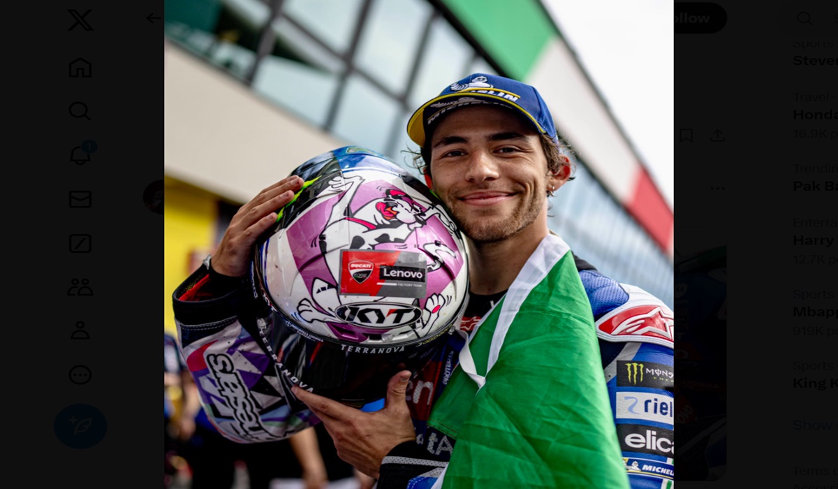 Pembalap Ducati Enea Bastianini memamerkan helm yang bergambar anjingnya usai finis di GP Italia