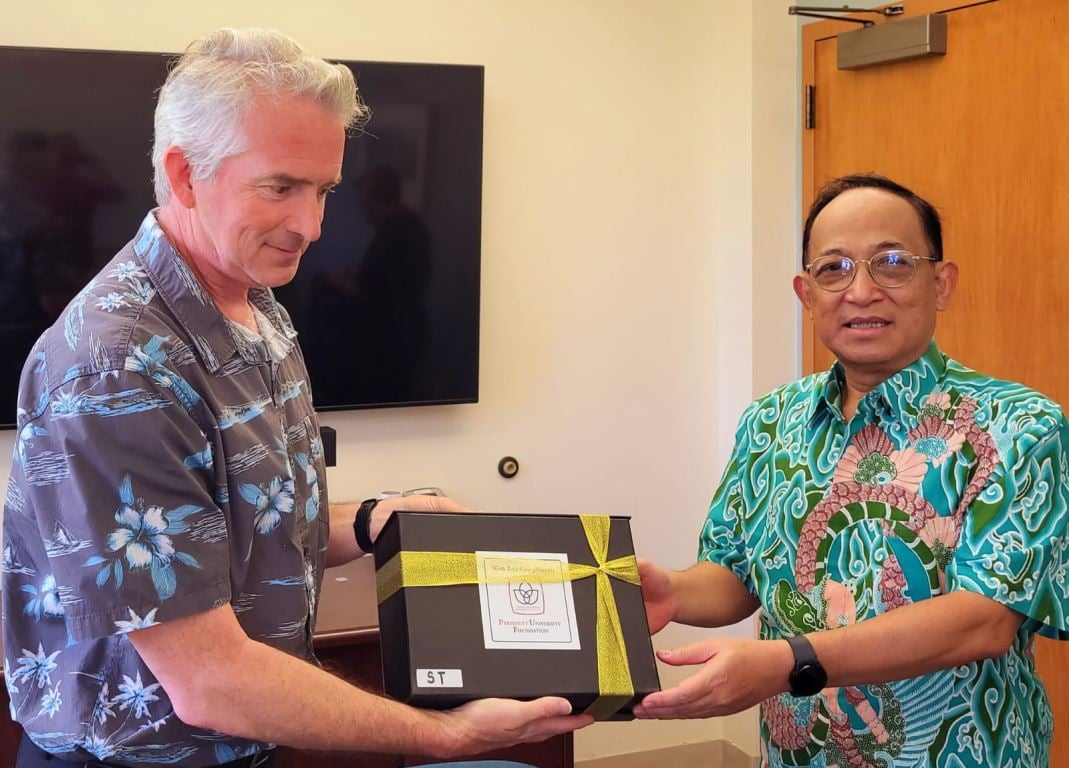 Ketua Yayasan PresUniv Prof Budi Susilo Soepandji (kanan)