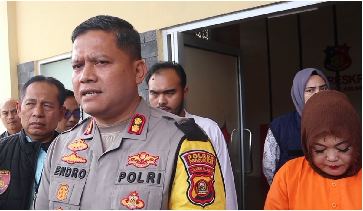 Kapolres Prabumulih Ajun Komisaris Besar Endro Aribowo bersama tersangka bidan ZN.