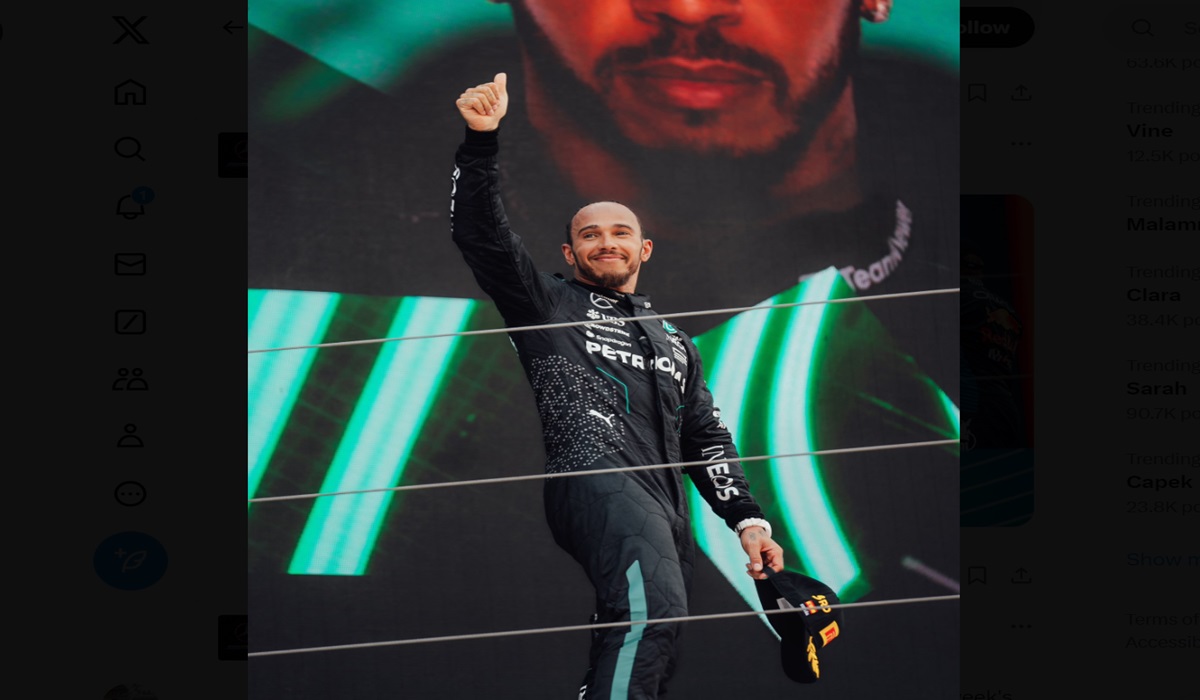 Pembalap Mercedes Lewis Hamilton saat naik podium di GP Spanyol.