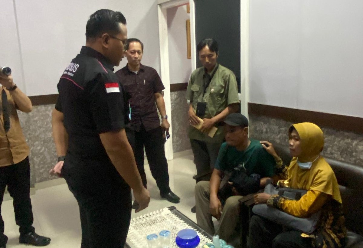 Kejaksaan Negeri Sidoarjo menahan Kepala Desa Kletek, M Anas, dan mantan Sekretaris Desa, Ula Dewi Purwanti, terkait dugaan Pungli PTSL