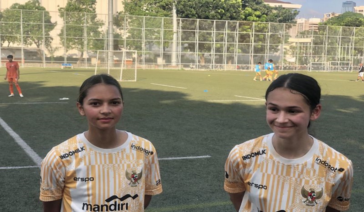 Dua pemain keturunan Indonesia Estella Loupatty (kiri) dan Noa Leatomu