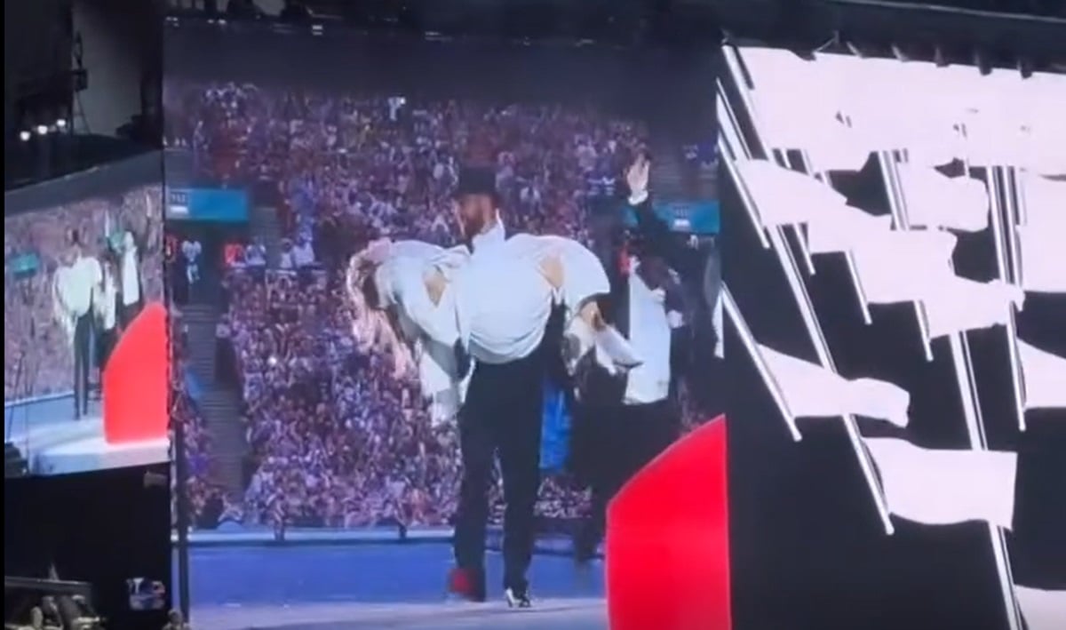 Taylor Swift kejutkan penggemar selama konser Eras Tour di Stadion Wembley, London, pada 23 Juni, dengan mengundang pacarnya, Travis Kelce