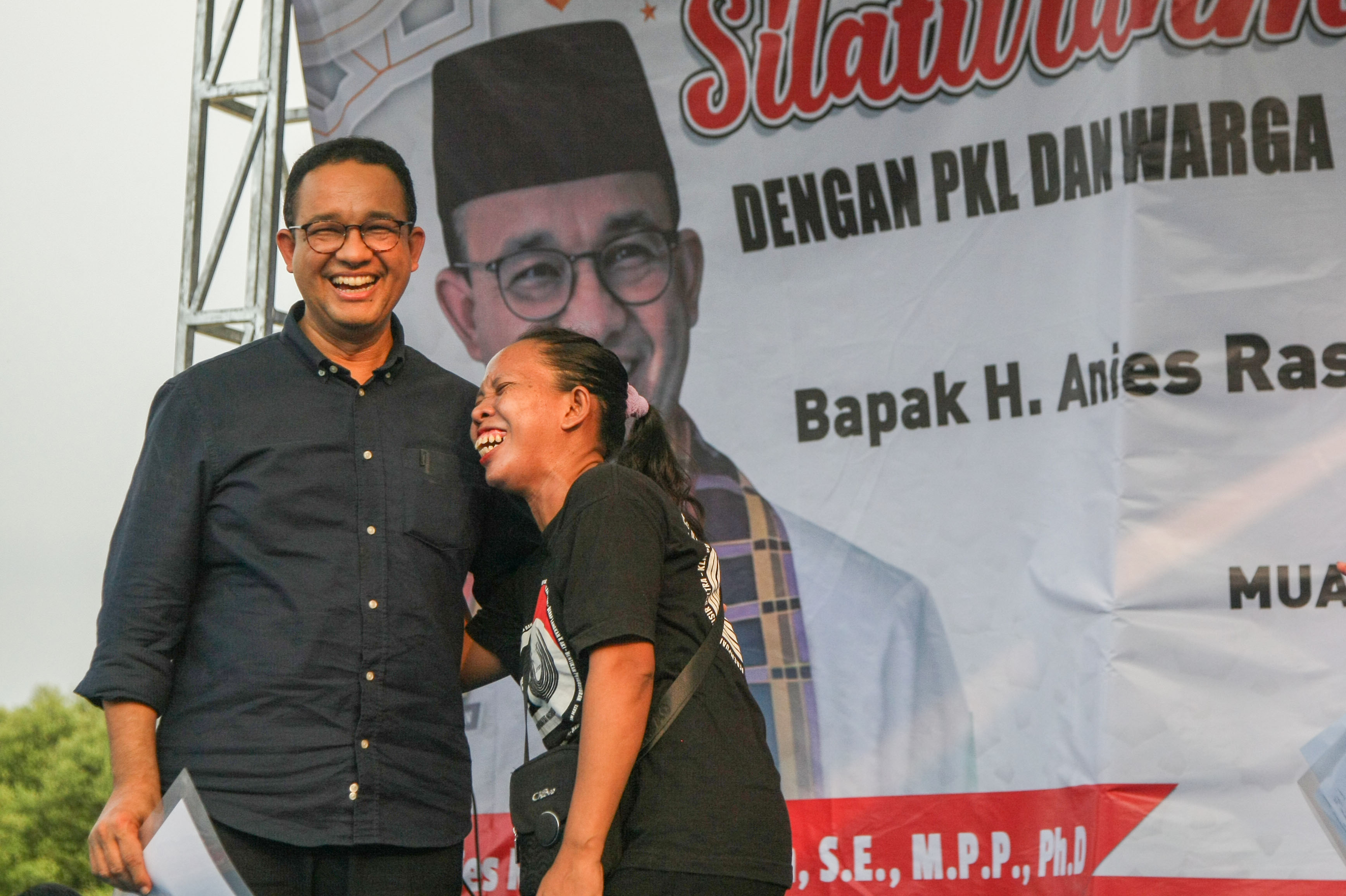 Mantan Gubernur DKI Anies Baswedan berdialog dengan warga