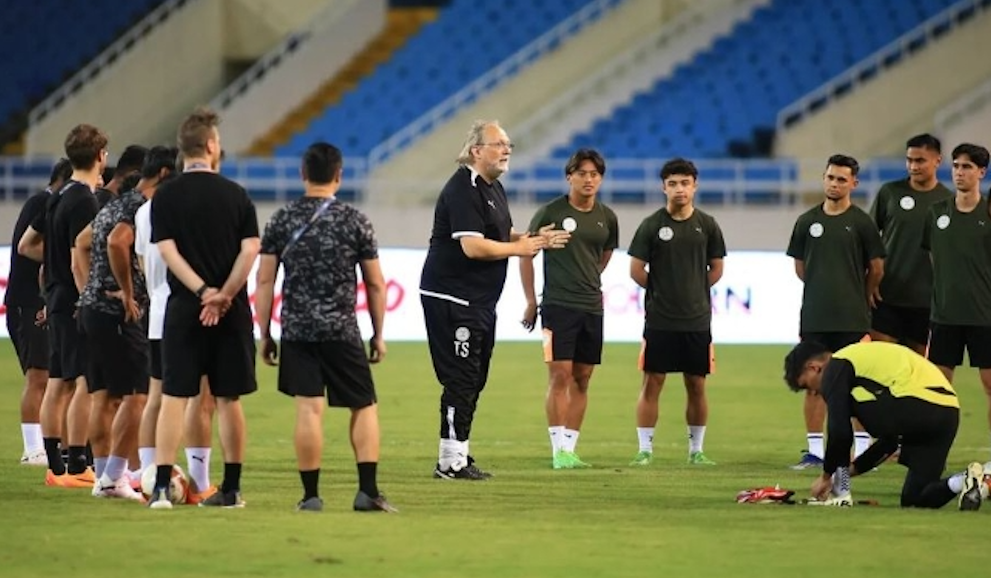 Pelatih Filipina Tom Saintfiet (tengah)