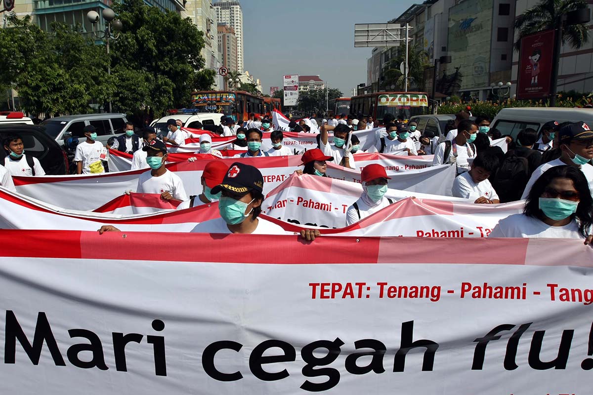 Sejumlah relawan Palang Merah Indonesia (PMI) menggelar aksi simpatik di Bundaran HI, Thamrin, Jakarta Pusat, Selasa (7/7/2009).