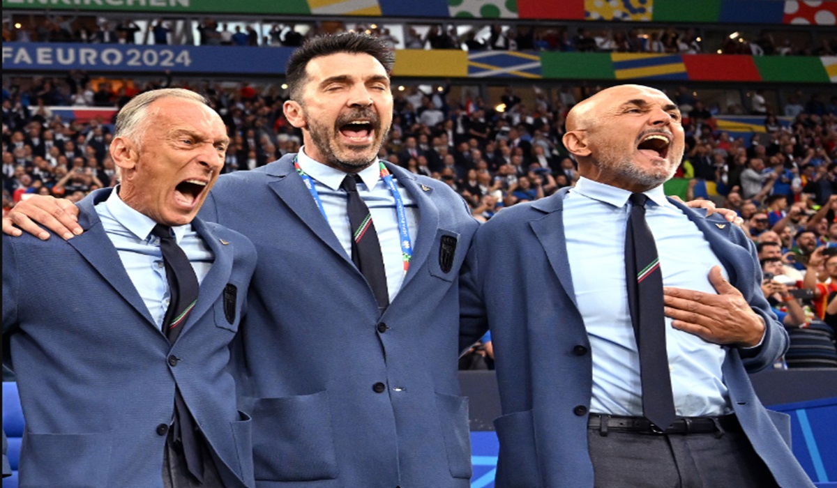 Pelatih timnas Italia Luciano Spalletti (kanan) bersama staf pelatihnya.