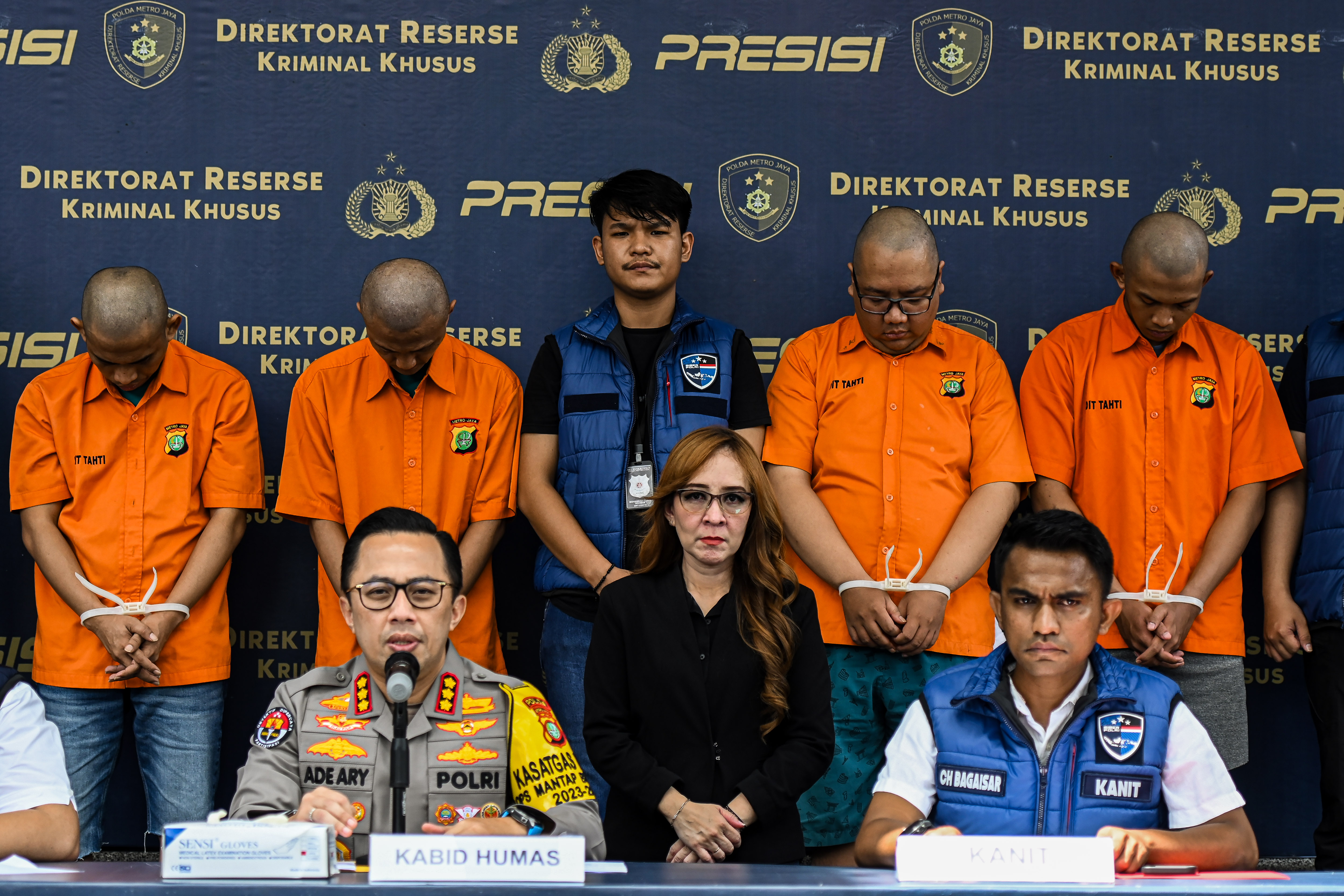 Konferensi pers pengungkapan kasus judi online di Direktorat Reserse Kriminal (Ditreskrimsus) Polda Metro Jaya, Jakarta, Jumat (26/4/2024).