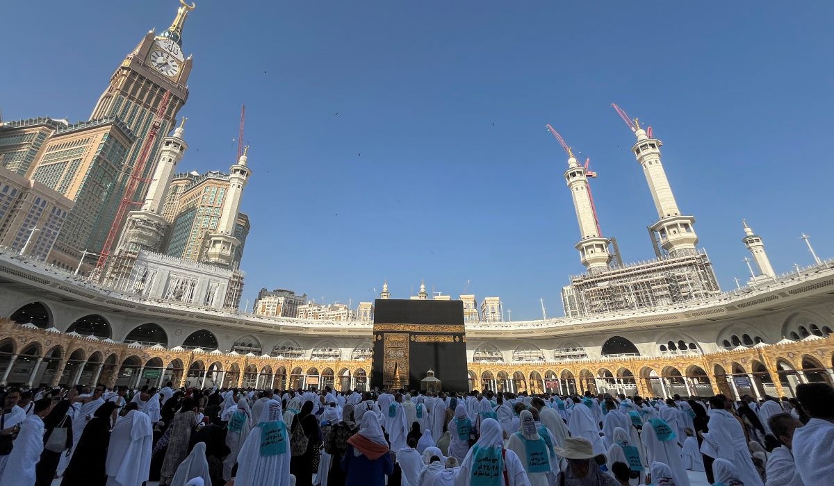 Sejumlah umat Islam menghadap Kakbah seusai melaksanakan tawaf di Masjidil Haram, Mekah, Arab Saudi, Minggu (19/5/2024).
