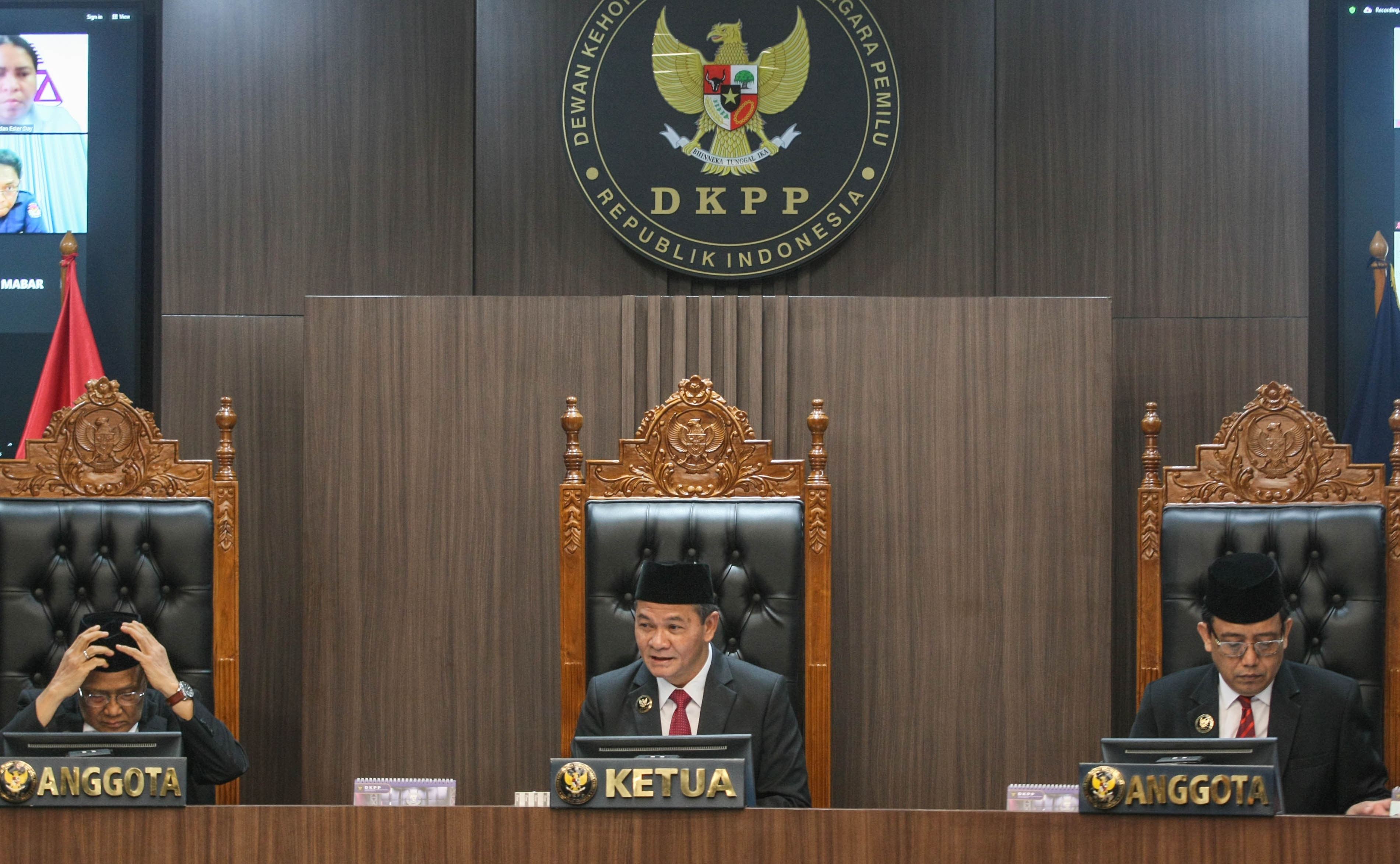 Ketua DKPP Heddy Lugito (tengah) didampingi anggota DKPP J Kristiadi (kiri), anggota DKPP I Dewa Kade Wiarsa