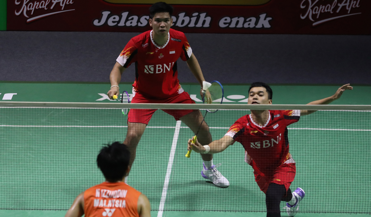 Pebulu tangkis ganda putra Indonesia Leo Rolly Carnando-Daniel Marthin mengembalikan kok ke arah pebulu tangkis ganda putra Malaysia