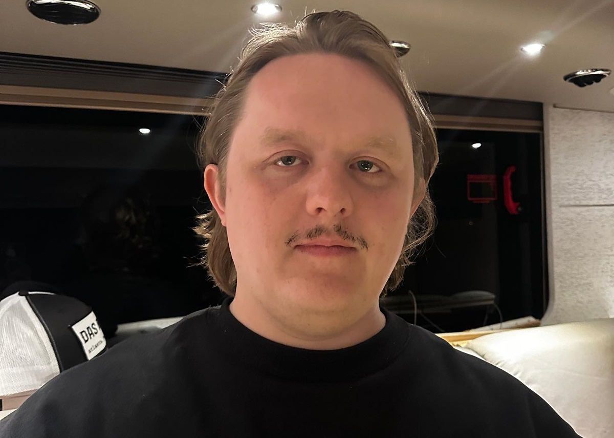 Musisi Lewis Capaldi masih belum menunjukkan tanda-tanda kembali ke industri musik setelah istirahat karena masalah kesehatan mental 