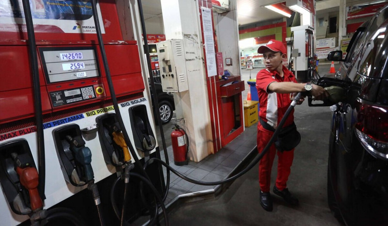 Petugas SPBU mengisi bahan bakar minyak minyak solar di SPBU Abdul Muis, Jakarta Pusat.