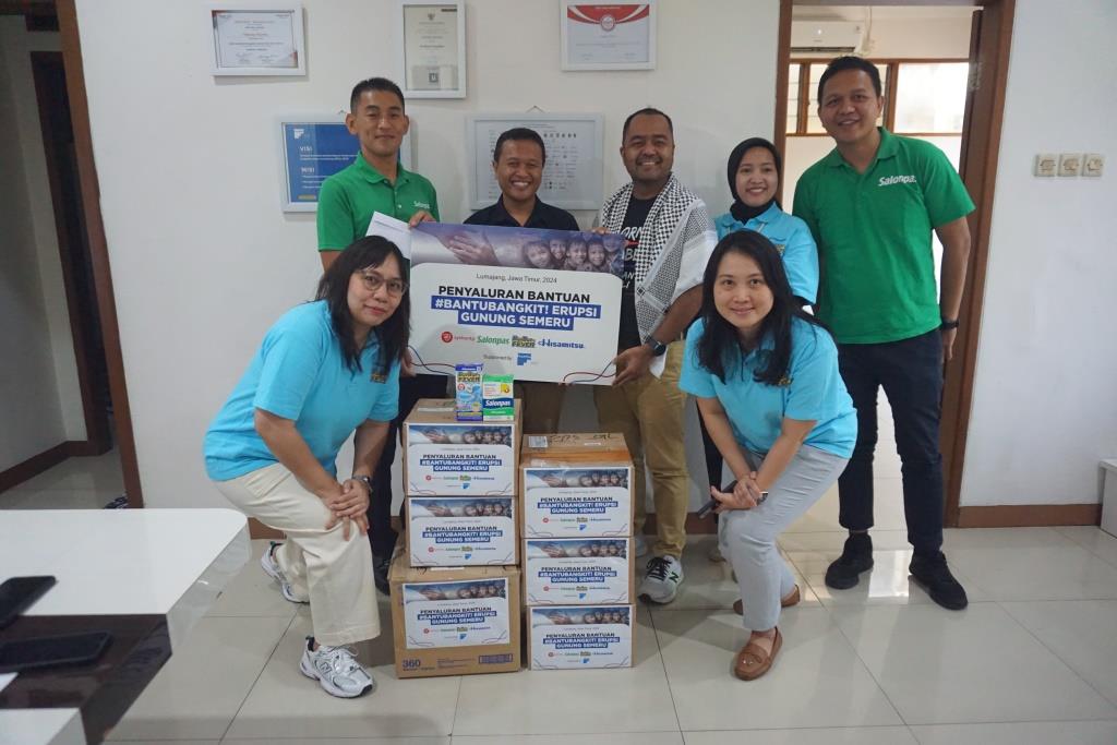 Penyerahan bantuan dari tim #BrandPeduli untuk meringankan beban para korban terdampak.