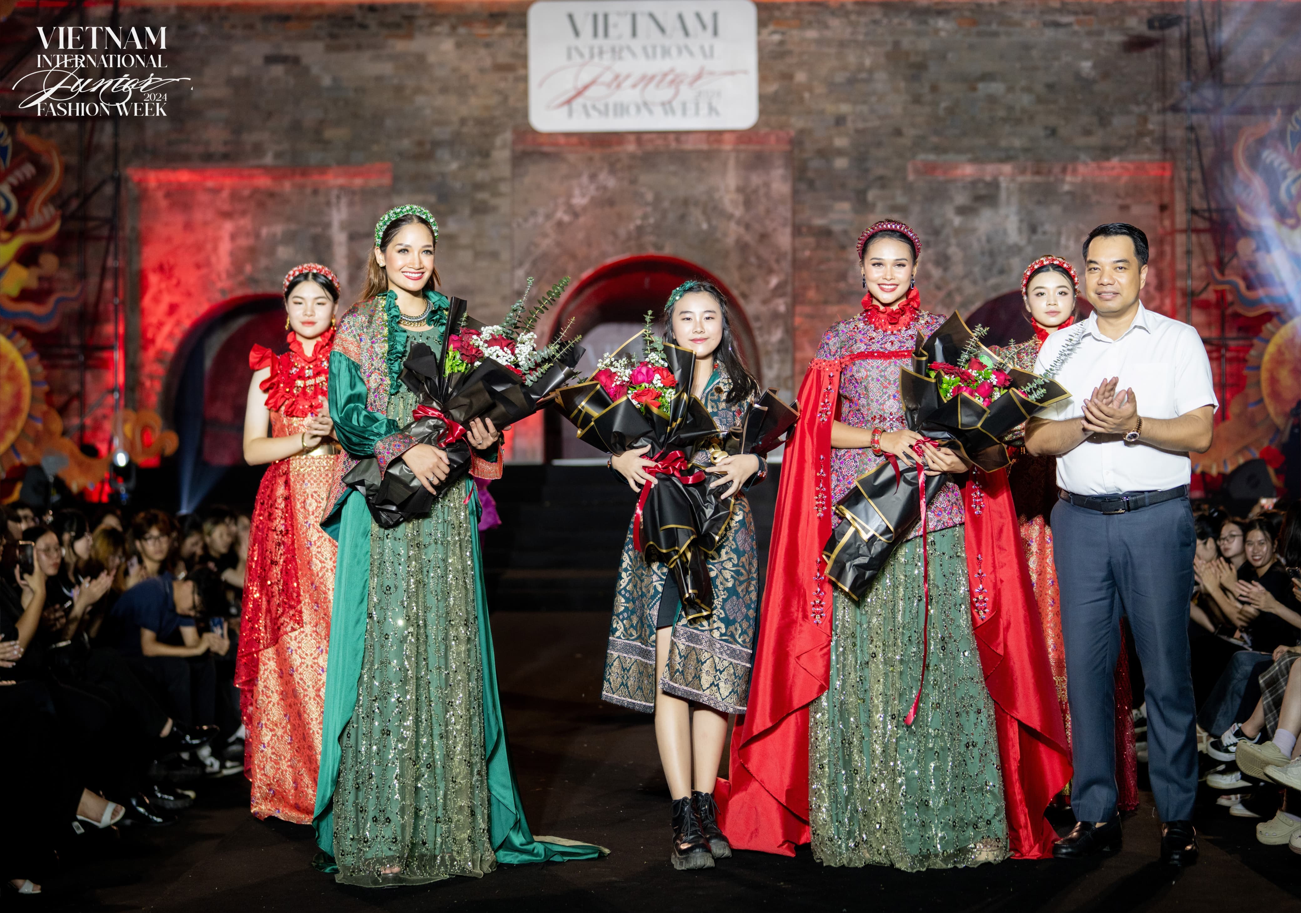 Desainer Michelle Liu (tengah) menampilkan koleksi di Vietnam International Junior Fashion Week, 2 Juni 2024.