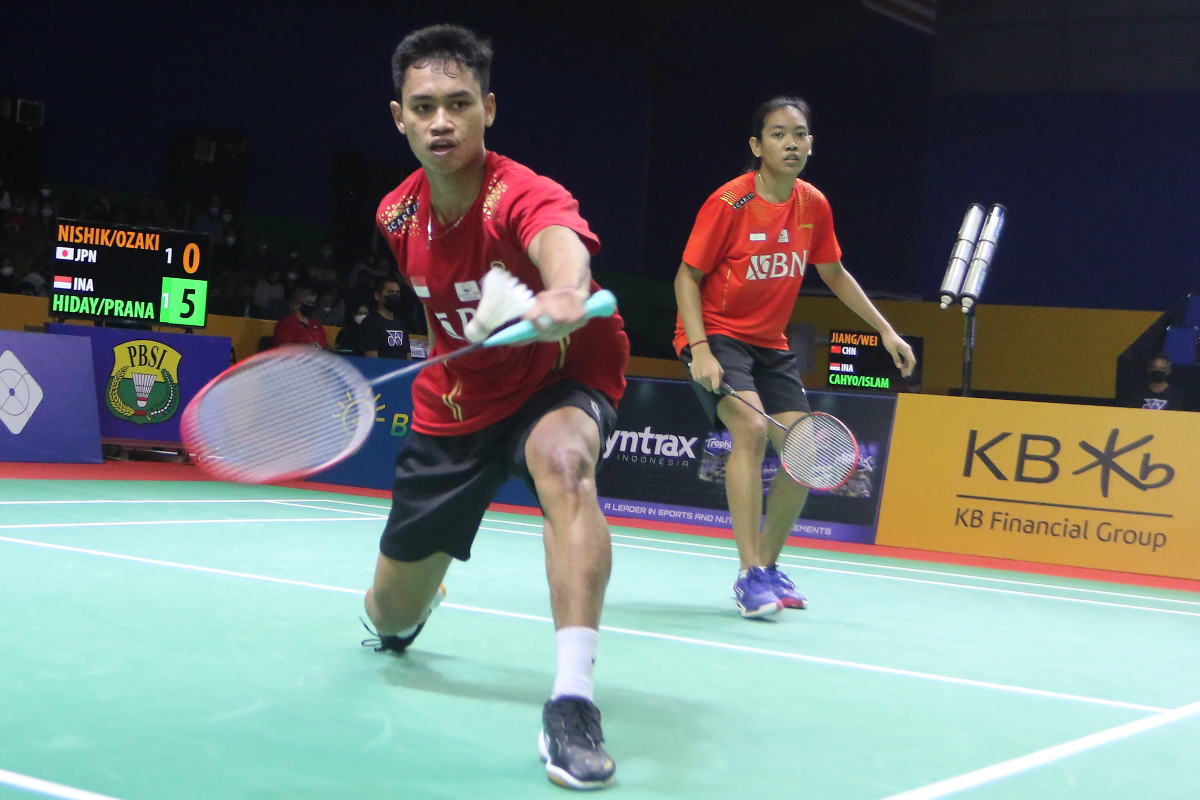 Pebulu tangkis ganda campuran Indonesia Jafar Hidayatullah (kiri) dan Aisyah Salsabila Putri Pranata (kanan) berusaha mengembalikan kok ke a