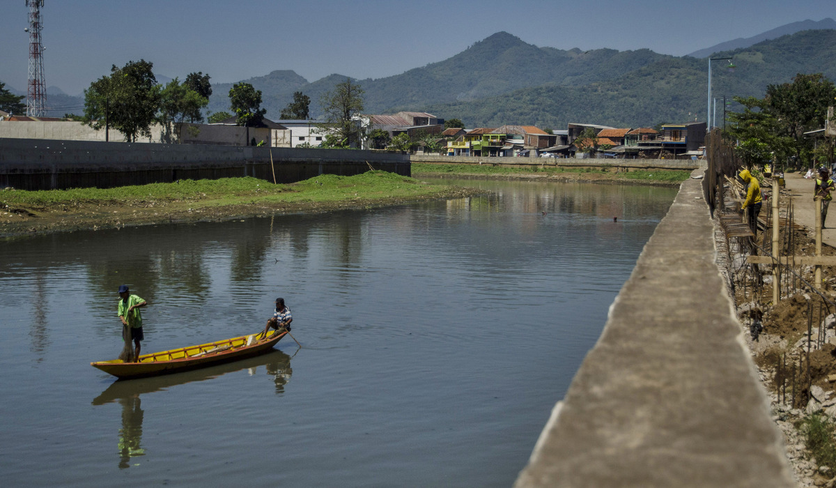 Warga menaiki perahu untuk menjala ikan di Sungai Citarum, Bojongsoang, Kabupaten Bandung, Jawa Barat.