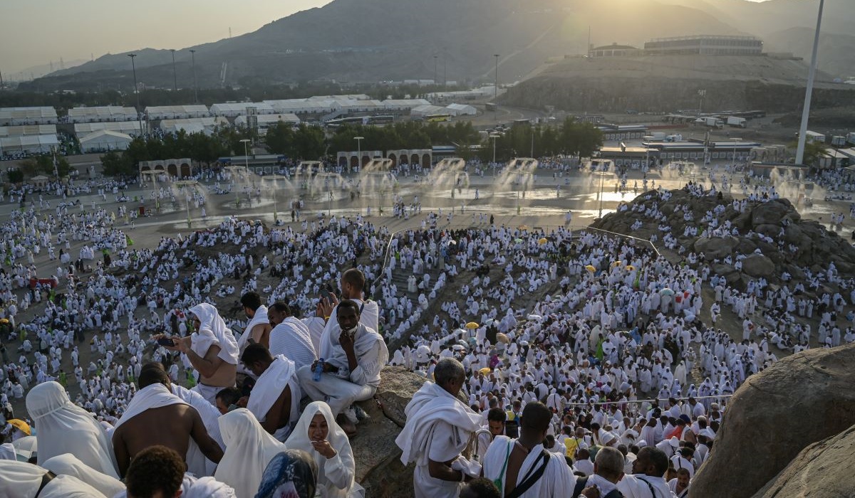 Umat Islam memadati Jabal Rahmah jelang wukuf di Arafah, Mekah, Arab Saudi, Sabtu (15/6/2024).