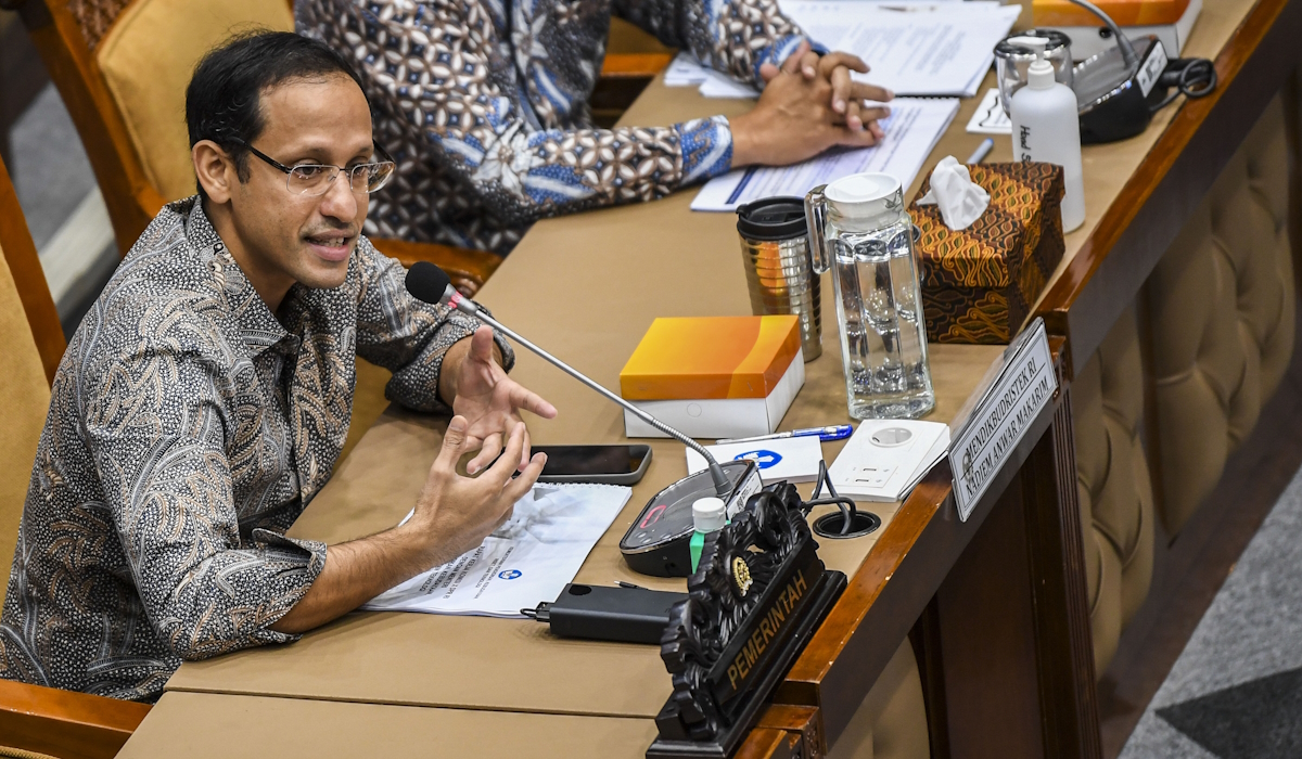 Mendikbud Ristek Nadiem Makarim mengikuti rapat kerja dengan Komisi X DPR RI
