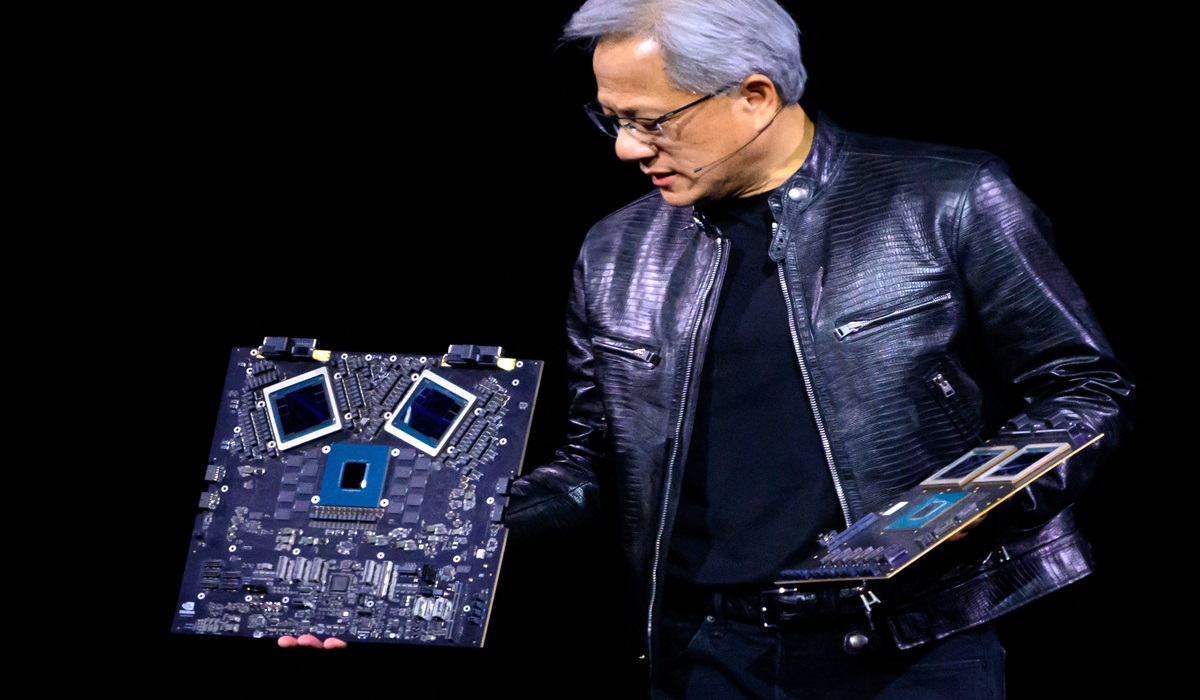 CEO Nvidia Jensen Huang memamerkan produknya.