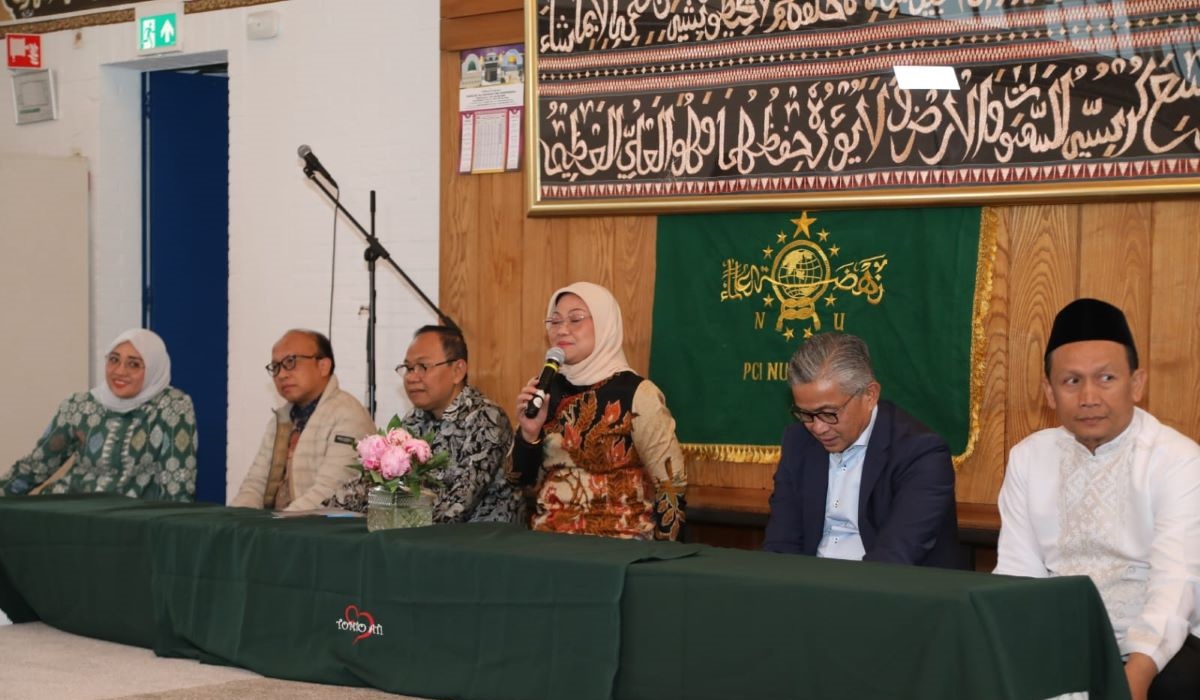 Menaker Ida Fauziyah saat menemui Pengurus Cabang Istimewa (PCI) Nahdlatul Ulama (NU) Belanda, di Den Haag, Minggu (9/6/2024).