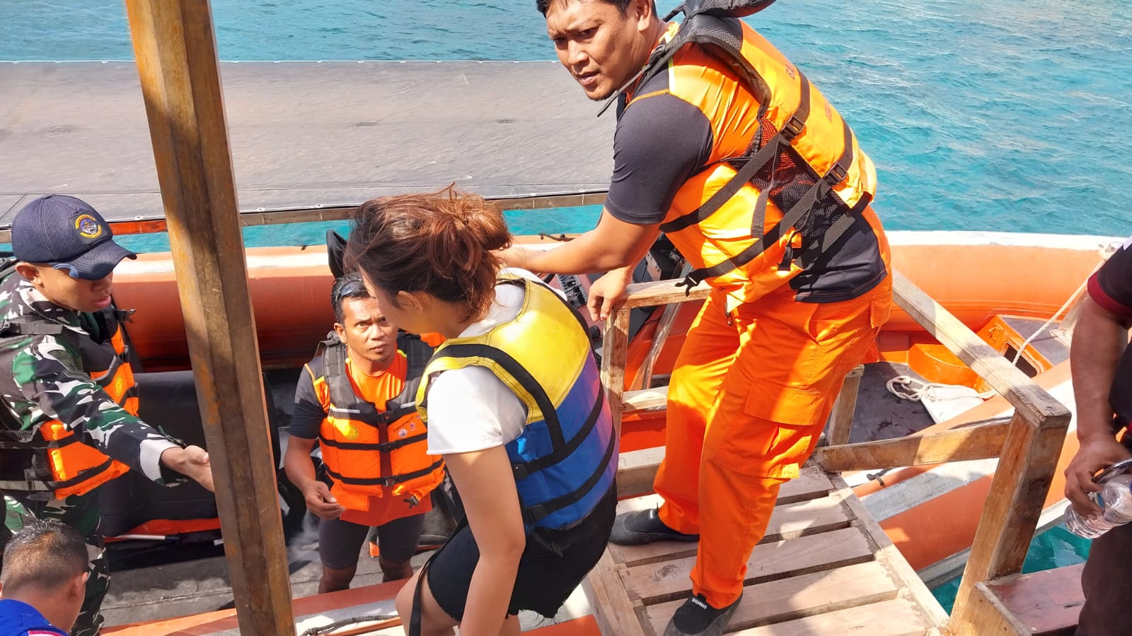 Evakuasi korban kapal Piinisi yang tenggelam di Taman Nasional Komodo