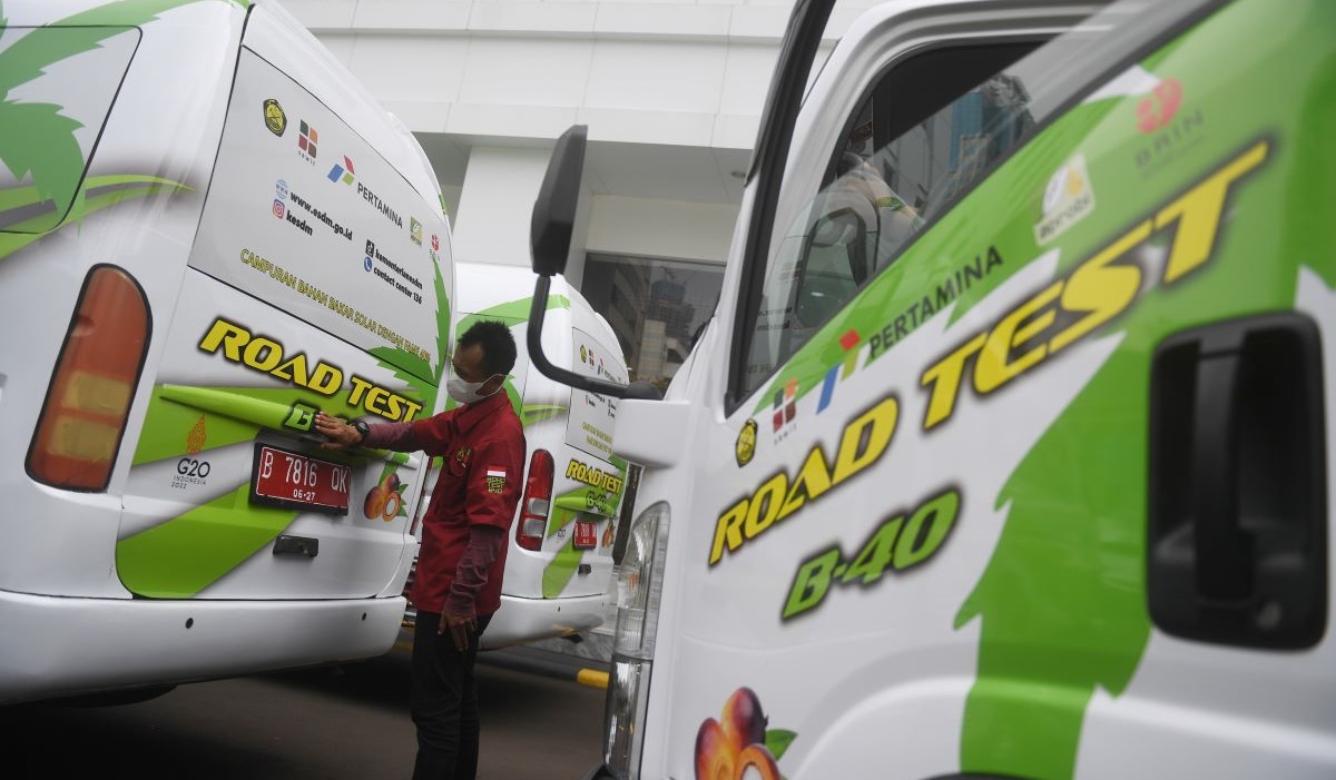 Pegawai mempersiapkan kendaraan berbahan bakar B40 sebelum uji jalan di Jakarta, Rabu (27/7/2022).