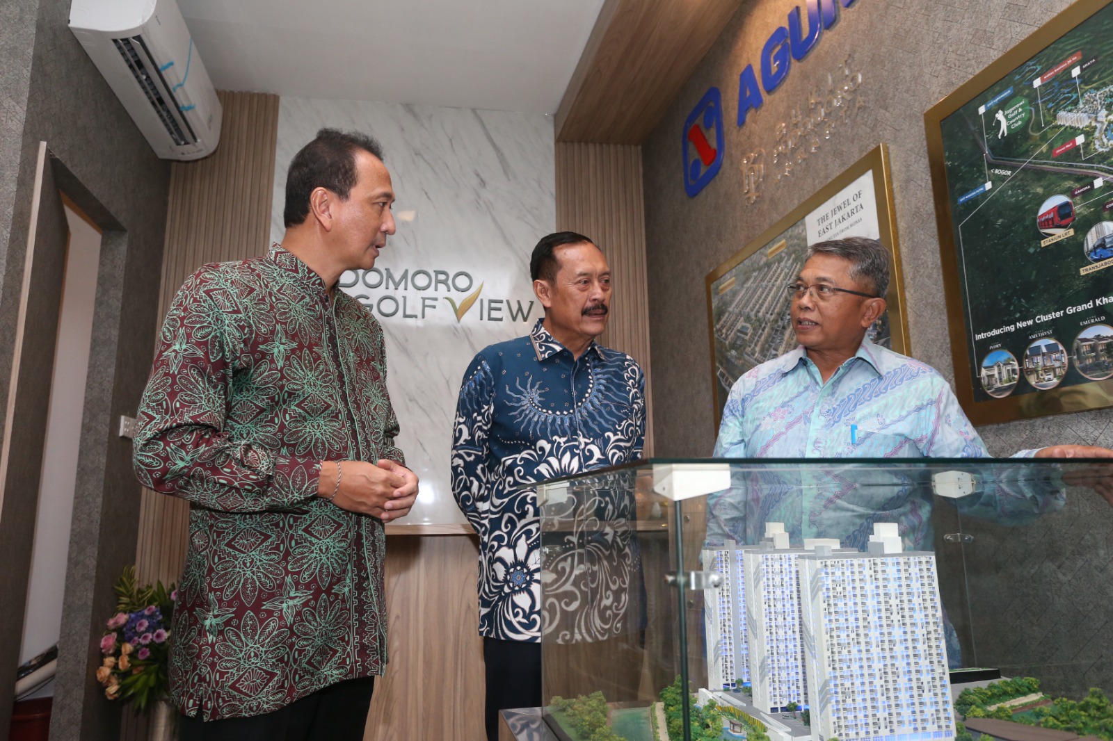 Wakil Dirut PT Agung Podomoro Land Tbk Noer Indradjaja (tengah) didampingi Agung Wirajaya (kiri) dan Wakil Rektor UI Prof Dedi Priadi.